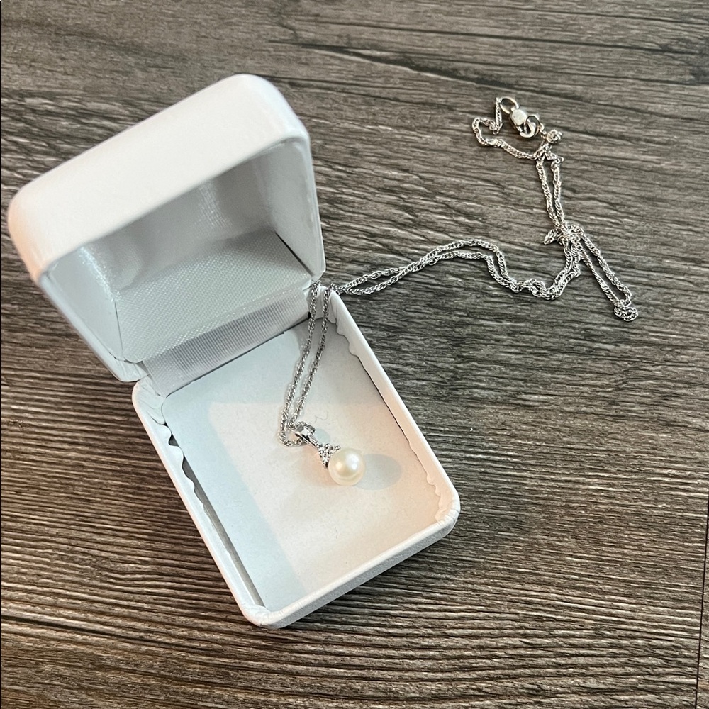 NWT Elegant Sterling Silver Pearl Necklace